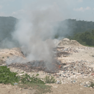 Humo tóxico invade Tuzantán por basurero incendiado